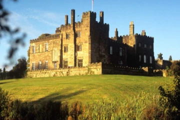 பிரித்தானியாவில் விற்பனைக்கு வந்த 700 ஆண்டு பழமையான கோட்டை., மதிப்பு ரூ.800 கோடி!