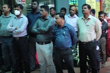 இலங்கை மின்சார சபையின் வட பிராந்திய அலுவலகத்தினர் கவனயீர்ப்பு போராட்டம்