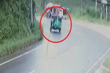 அதிவேகமாக பயணித்த முச்சக்கரவண்டி விபத்து: மூவர் காயம்