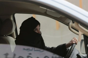 பெண்களுக்கு இனிமேல் லைசென்ஸ் கிடையாது - அரசின் அதிரடி அறிவிப்பால் சர்ச்சை