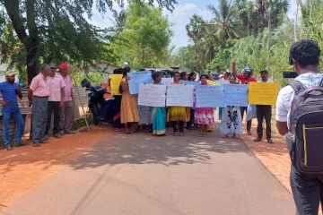 போதைப்பொருள் பாவனையை கட்டுப்படுத்தக்கோரி வவுனியாவில் சடலத்துடன் ஆர்ப்பாட்டம் (PHOTOS)