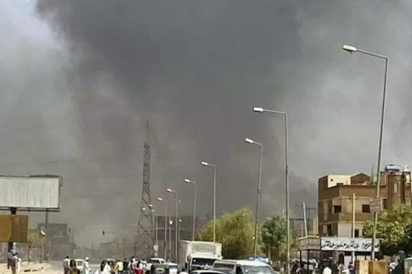 சூடானில் உள்நாட்டு மோதலால் தீக்கிரையாகிய கட்டிடங்கள்! | Building Set Ablaze By Civil Conflict In Sudan