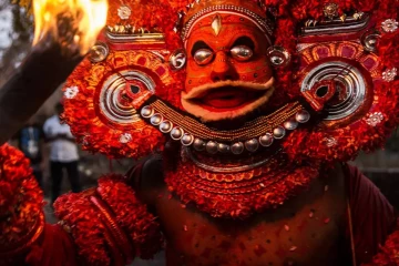 ஆற்றைக் கடந்து வந்து அருள் பாலித்த தெய்யம்.. பக்தி பரவசத்தில் ஆழ்ந்த கேரள மக்கள்