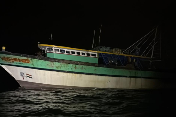 வடக்கு கடற்பரப்பில் தொடரும் இந்திய இழுவைமடி படகுகளின் அத்துமீறல் | Continued Encroachment By Indian Trawlers