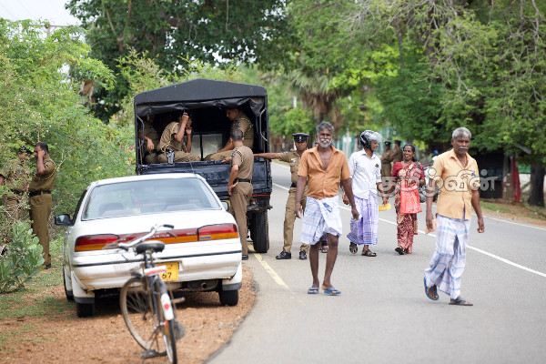 முல்லைத்தீவில் கோட்டாபய கடற்படை முகாமிற்கான நில அளவீட்டு நடவடிக்கை மக்கள் எதிர்ப்பையடுத்து இடைநிறுத்தம் (VIDEO) | Sri Lanka Tamil People Land