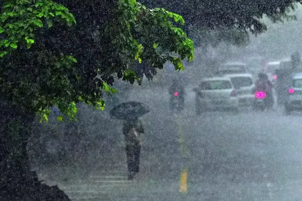 மட்டக்களப்பை நெருங்கும் தாழமுக்கம் ; பொது மக்களுக்கு விடுக்கப்பட்ட முக்கிய எச்சரிக்கை | Low Pressure Approaches Batticaloa