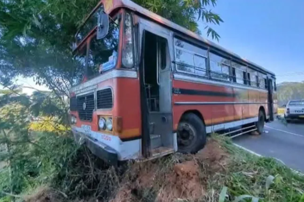 விபத்தில் சிக்கிய கொழும்பு நோக்கிச் சென்ற பேருந்து! | Bus Accident Colombo To Thalawakalai விபத்தில் சிக்கிய கொழும்பு நோக்கிச் சென்ற பேருந்து! | Bus Accident Colombo To Thalawakalai