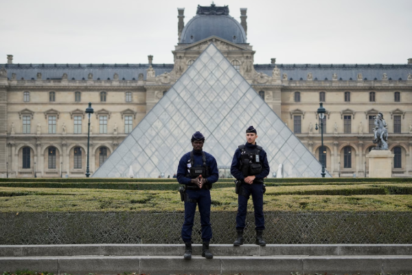 பாரிஸில் உள்ள லூவர் அருங்காட்சியகத்தில் திருட்டு ; இருவர் கைது | Theft At Louvre Museum In Paris Two Arrested பாரிஸில் உள்ள லூவர் அருங்காட்சியகத்தில் திருட்டு ; இருவர் கைது | Theft At Louvre Museum In Paris Two Arrested