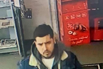 லண்டனில் பட்டப்பகலில் பெண்ணிடம் இருந்து பையை திருடிய நபர்! தரையில் பலமாக விழுந்த பரிதாபம்... புகைப்படத்துடன் முழு பின்னணி