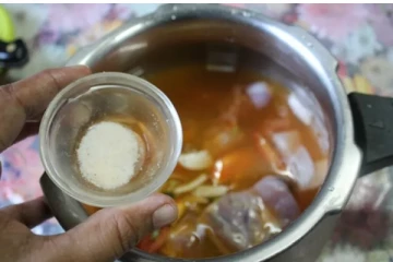 கிராமத்து ஸ்டைலில் நாட்டுக்கோழி சூப்...ஊரே மணக்க செய்வது எப்படி தெரியுமா?