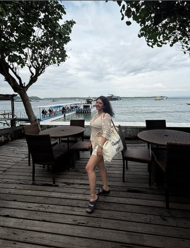 கிளாமர் புகைப்படங்களை வெளியிட்ட சில்லுனு ஒரு காதல் பட நடிகை ஸ்ரேயா ஷர்மா... இதோ 5 Gallery