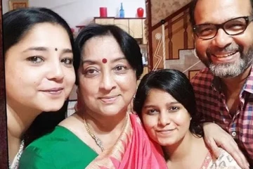 நடிகை லட்சுமியின் இரண்டாம் மகளா இது!! வைரலாகும் நடிகை ஐஸ்வர்யாவுடன் கூடப் பிறக்காத சகோதரியின் புகைப்படம்.