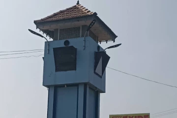 இழுபறியால் நீண்ட காலமாக செயலிழந்து காணப்படும் வவுனியா மணிக்கூட்டு கோபுரம் (Photos)