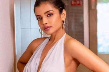 கோட் பட்டனை போடாமல் போஸ்!! நடிகை ஆஷ்னா வெளியிட்ட கிளாமர் வீடியோ