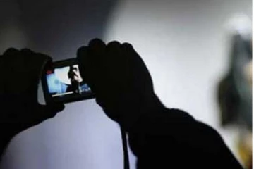 போன் மூலம் மாணவிக்கு ஆபாச படங்களை அனுப்பி, பாலியல் தொல்லை கொடுத்த ஆசிரியர் கைது