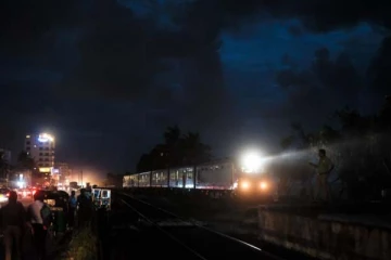 ஓடும் ரயிலில் பாய்ந்து இளம் பெண் மரணம்! - பொலிஸார் தீவிர விசாரணை