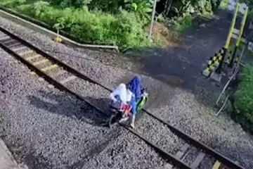 இரண்டு குழந்தைகளுடன் ரயில் பாதையின் நடுவே சிக்கிக்கொண்ட பெண்... வேகமாக வந்த ரயில்: ஒரு திகில் காட்சி