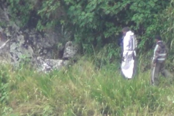 மகளின் கண் முன்னே நீர்வீழ்ச்சியில் வீழ்ந்த தாய் சடலமாக மீட்பு (video)