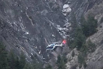 மலையில் மோதி விபத்துக்குள்ளான ஹெலிகாப்டர்! 5 கடற்படை வீரர்கள் பரிதாபமாக உயிரிழப்பு