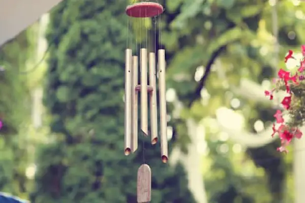 vastu tips: காற்று மணியை வீட்டில் எங்கே மாட்டினால் அதிர்ஷ்டம்? | Hanging Bells In Your House For Luck Vastu Tips