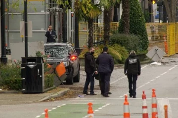 இரத்தம் வழிய காபி கடைக்குள் நுழைந்த நபர்: கனடாவில் காலையில் நடந்த துயரம்