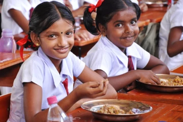 பள்ளி மதிய உணவுத் திட்டம் அதி ஆபத்தில்! இனி முட்டையும் இல்லை