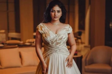 விருது விழாவிற்காக படு கிளாமரான உடையில் வந்த நடிகை அஞ்சலி