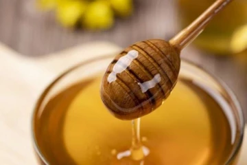 இரவு உறங்க செல்லும் முன்  ஒரு டீஸ்பூன் தேன் சாப்பிடுவதால் நடக்கும் அற்புதங்கள் என்னென்ன?