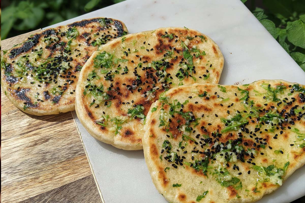 Butter Garlic Naan ஒருமுறை இப்படி செய்து பாருங்க.... கொஞ்சம் கூட மிச்சம் இருக்காது | How To Prepare Tasty Garlic Naan At Home