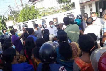 ஹபாயா சர்ச்சையில் சிக்கிய ஆசிரியை- ரவூப் ஹக்கீமுடன் சந்திப்பு!