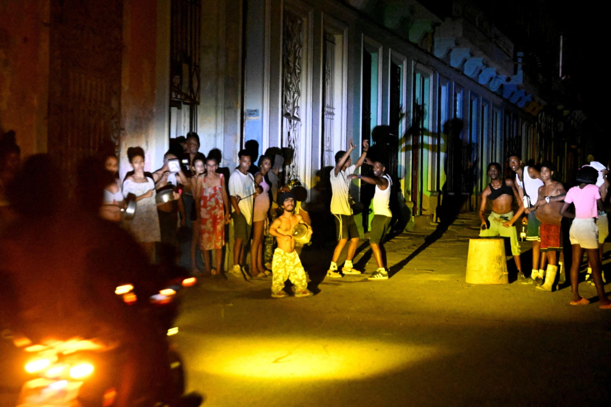 அமெரிக்காவால் முடங்கிய மின் கட்டமைப்பு ; கியூபாவில் ஒரு கோடி மக்கள் இருளில் தவிப்பு! | Cuba National Electric Grid People Darkness