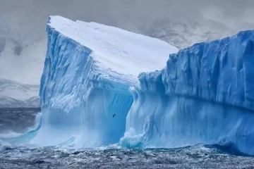 பனிப்பாறை உருகி தோன்றிய அழகான வடிவங்கள்.., ட்ரோன் மூலம் படம் பிடித்த புகைப்படங்கள்