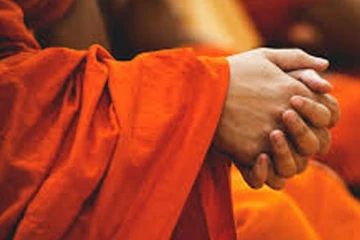 மருத்துவ சிகிச்சை அளிக்கும் போர்வை ; இரட்டை சகோதரர்களை தகாத முறைக்கு உட்படுத்திய பிக்கு கைது