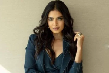 தண்ணீரில் வெள்ளை உடையில் நடிகை மாளவிகா மோகனன் எடுத்த போட்டோ ஷுட்- செம வைரல்