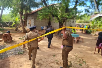 குளியலறையில் மீட்கப்பட்ட வங்கி அதிகாரியின் சடலம்