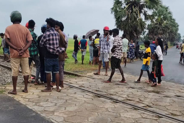 யாழில் தொடருந்துடன் மோதி இளைஞன் ஒருவர் படுகாயம் | Young Man Seriously Injured Collision Train யாழில் தொடருந்துடன் மோதி இளைஞன் ஒருவர் படுகாயம் | Young Man Seriously Injured Collision Train