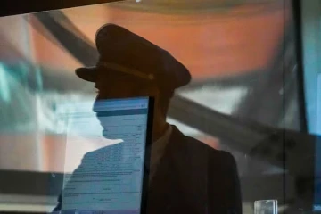 இலவச விமான பயணங்களுக்காக பைலட்டாக நடித்த நபர் கைது