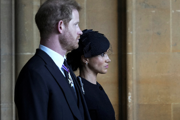 மன்னர் சார்லஸ் முடிசூட்டு விழா: மேகன் பங்கேற்கவில்லை - இளவரசர் ஹாரிக்கு 10வது வரிசையில் இடம்! | Princess Meghan Not Attend King Charles Coronation