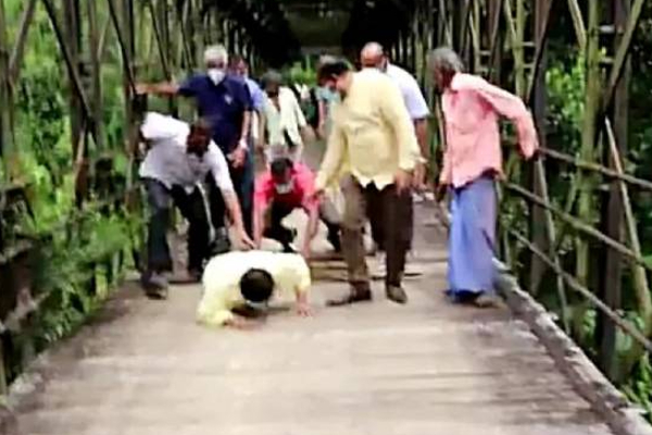 பாழடைந்த பாலத்தை கண்காணிக்க சென்ற பாராளுமன்ற உறுப்பினருக்கு நேர்ந்த நிலை! | Member Of Parliament Who Fell Off The Bridge