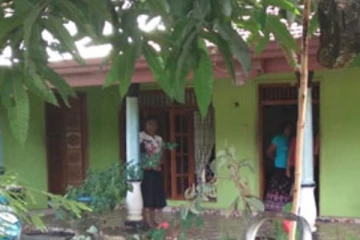 අඹ කැඩීමට ගිය සාජන් මේජර්වරයෙකු විදුලි සැර වැදී මියයයි...(PHOTOS)