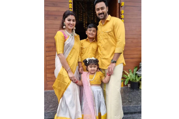 அழகில் அம்மாவையே உரிச்சு வைத்திருக்கும் சினேகாவின் மகள்…. இவ்வளவு பெரிய ஆள வளர்ந்திட்டாரா? ஷாக்காகிடாதீங்க! | Actress Sneha Celebrate Diwali With Fa