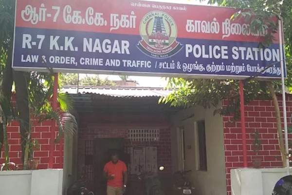 எவ்வளவு முயன்றும் பேச மறுத்த காதலன் - நடுரோட்டில் புரட்டி எடுத்த பெண்கள்! | Girlfriend Attacks Boyfriend Refused To Talk Video