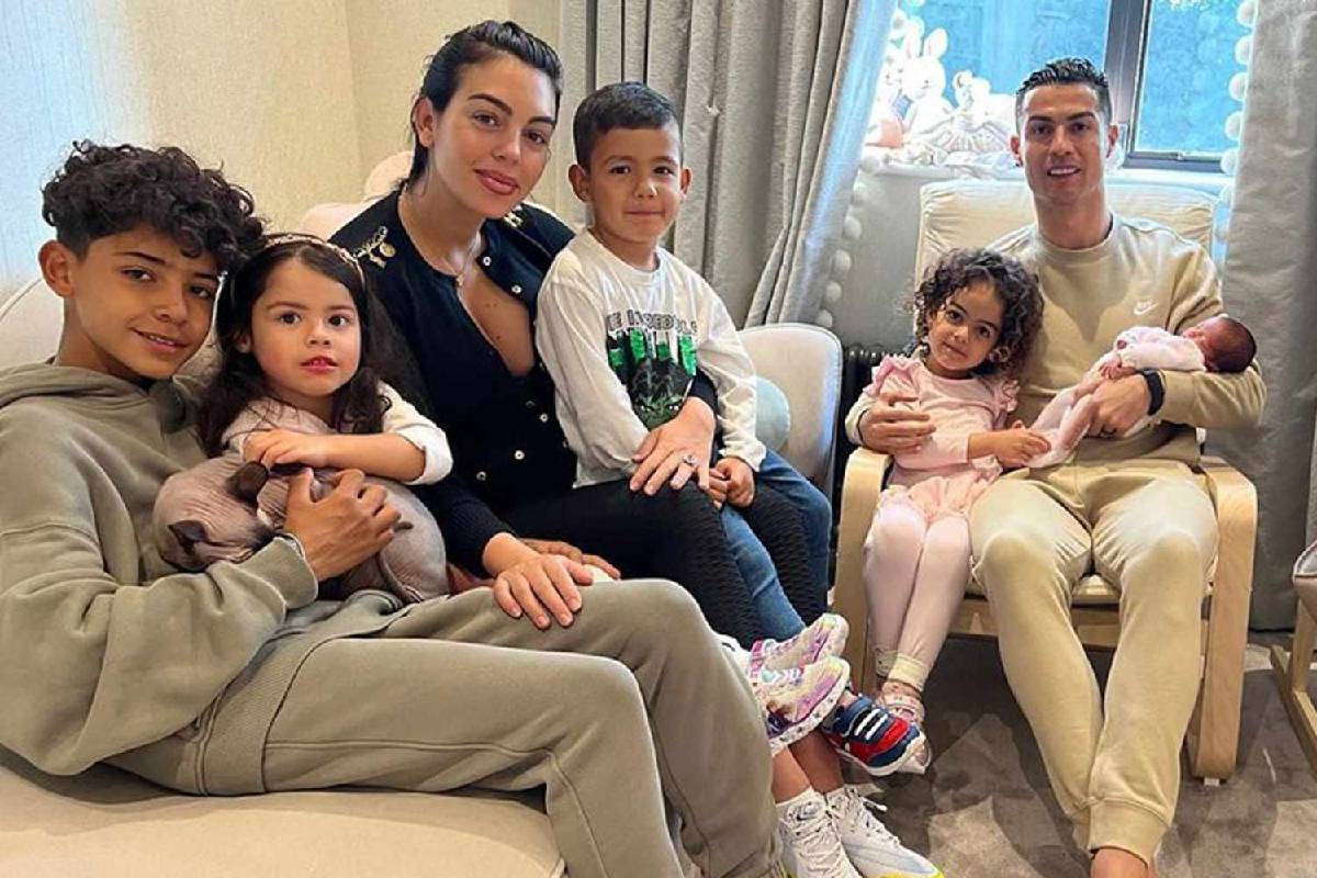 ஓய்வு பெறுகிறார் பிரபல கால்பந்து ஜாம்பவான் ரொனால்டோ | Cristiano Ronaldo Retirement At End Of Season