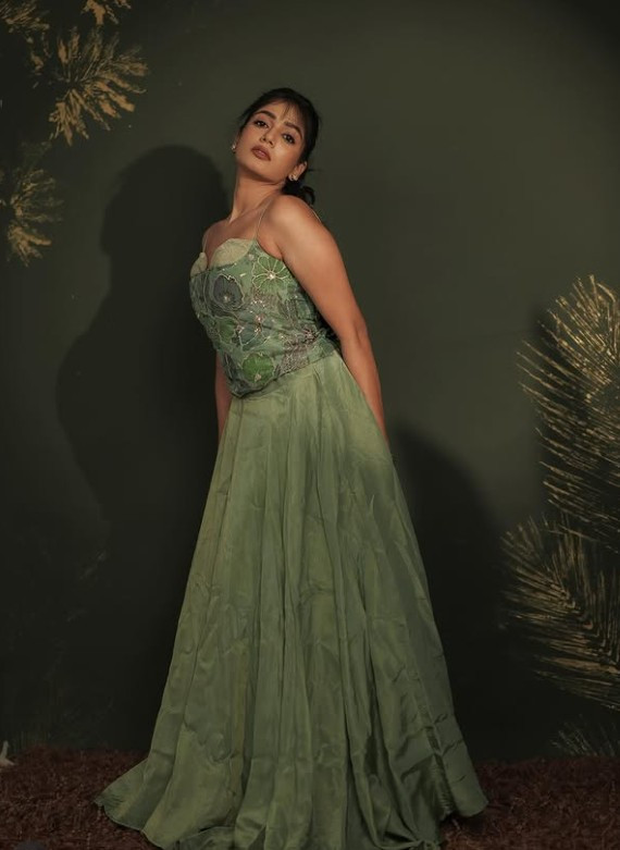 பிக்பாஸில் இருந்து சமீபத்தில் வெளியேறிய வியானாவின் அழகிய போட்டோஸ் 1 Gallery