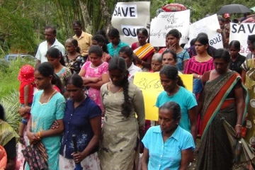 நாவலப்பிட்டியில் நூறு ஏக்கர் காணி தனியாருக்கு வழங்கப்பட்டுள்ளதாக சுட்டிக்காட்டி போராட்டம்