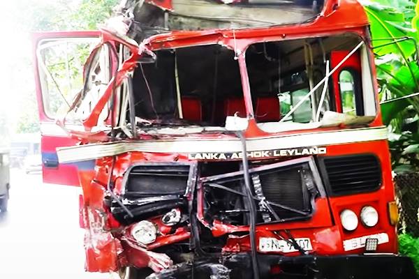 கொழும்பு கண்டி பிரதான வீதியில் கோர விபத்து..! | Accident Colombo Kandy Road Sl Govt Bus