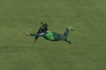 மின்னல் வேகத்தில் பாய்ந்து ஒற்றை கையில் கேட்ச்! அசர வைத்த வீரரின் வீடியோ