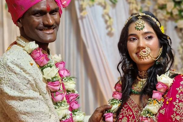 11 ஆண்டுகள் காத்திருந்து காதலியைக் கரம்பிடித்த நபர்: கேலி பேசும் இணையம் | Indian Couple Face Troll In Internet For Color