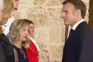 பிரான்ஸ் ஜனாதிபதி மேக்ரானை முறைத்துப்பார்த்த இத்தாலி பிரதமர் மெலோனி: வைரல் வீடியோ