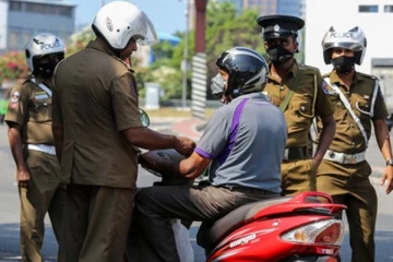 வாள்கள் மற்றும் கத்திகளுடன் வானங்களை சோதனையிடும் கும்பலால் பரபரப்பு